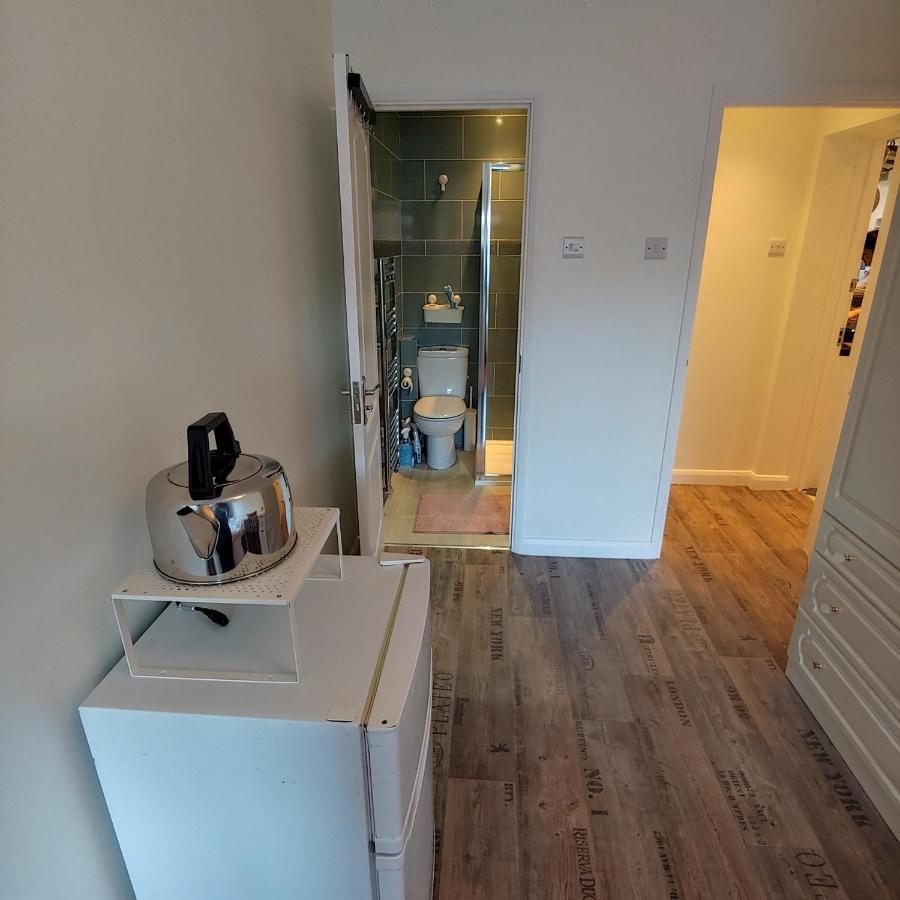 Ensuite Master Bedroom, Private Bathroom, Inside Family Home, Walking Distance To Harry Potter Watford  Exterior foto