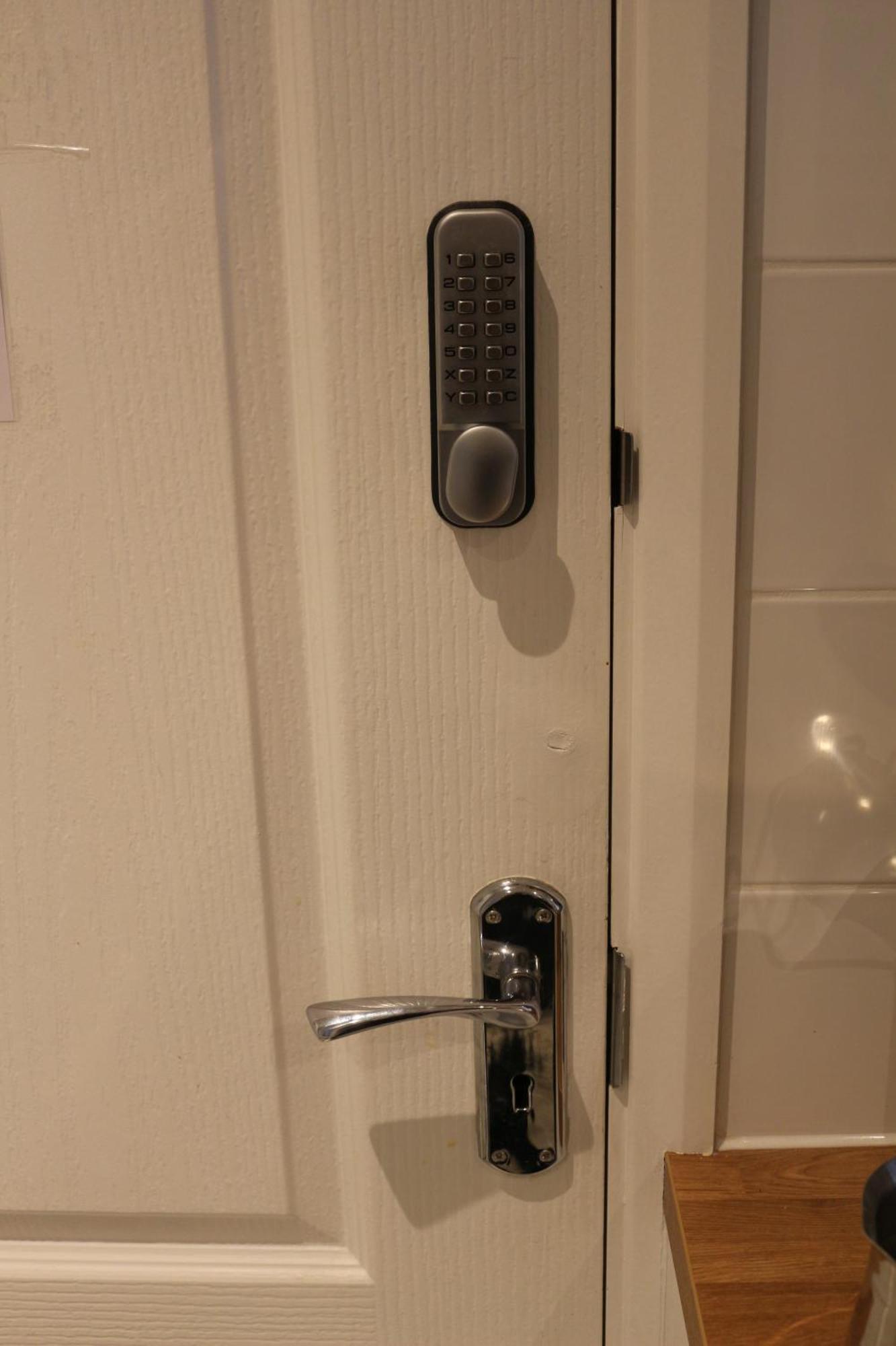Ensuite Master Bedroom, Private Bathroom, Inside Family Home, Walking Distance To Harry Potter Watford  Exterior foto